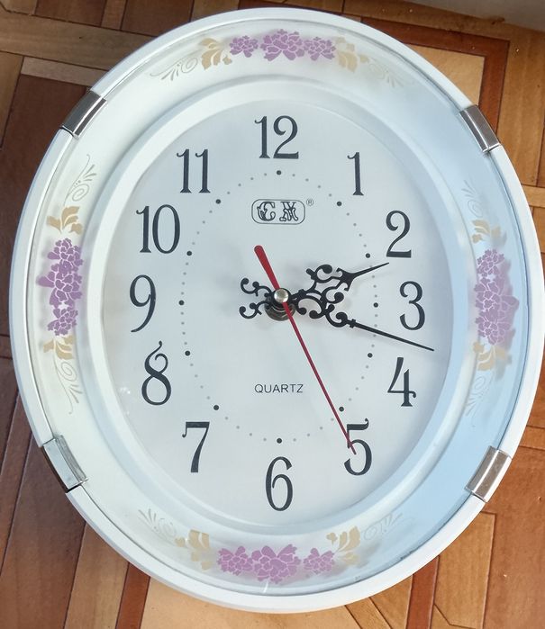 Часы настенные и настольные продаю