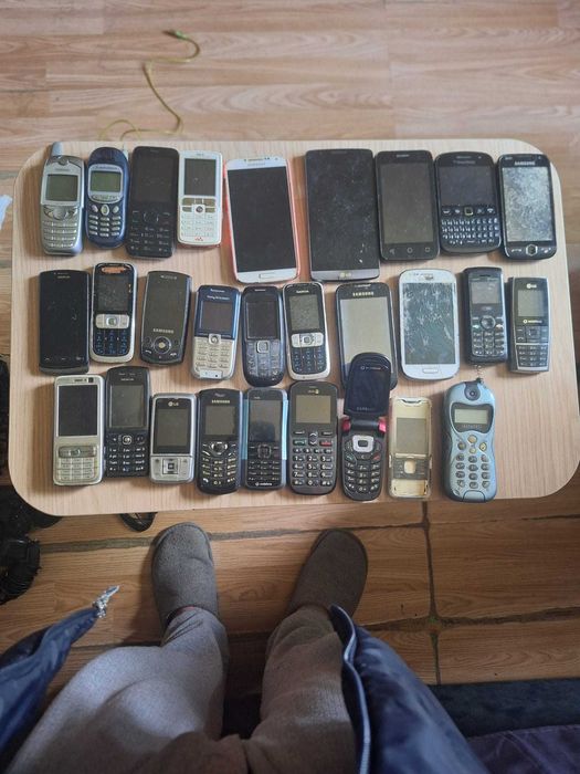 Lot 28 Telefoane Mixte – Netestate / Pentru Piese și Colecție + Accesorii