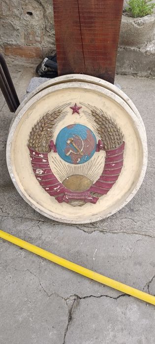Продавам стар гипсов герб от соца