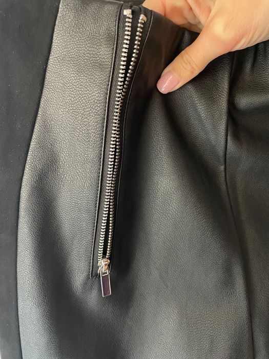 Черен кожен клин с цип ZARA