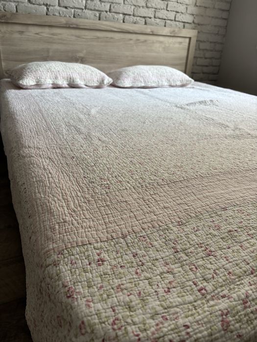 Кровать с матрацем и покрывалом