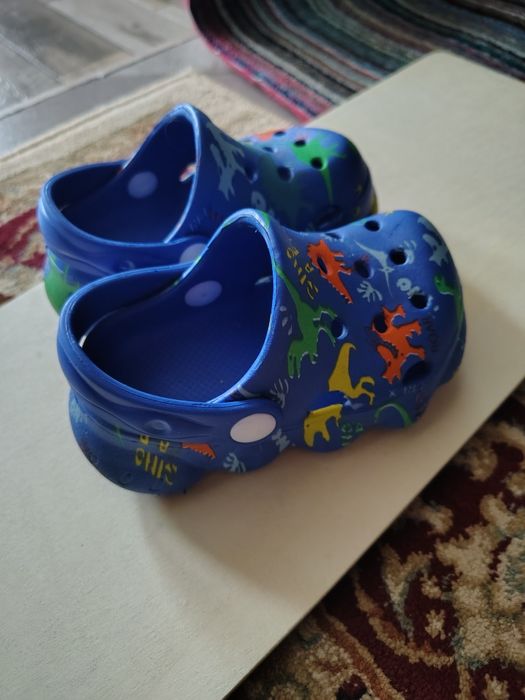 Vând papuci baietel