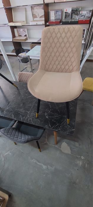 Трапезен стол в два цвята