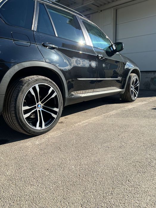 Продавам незаварени джанти и гуми от BMW X5, гуми в добро сьстояние.