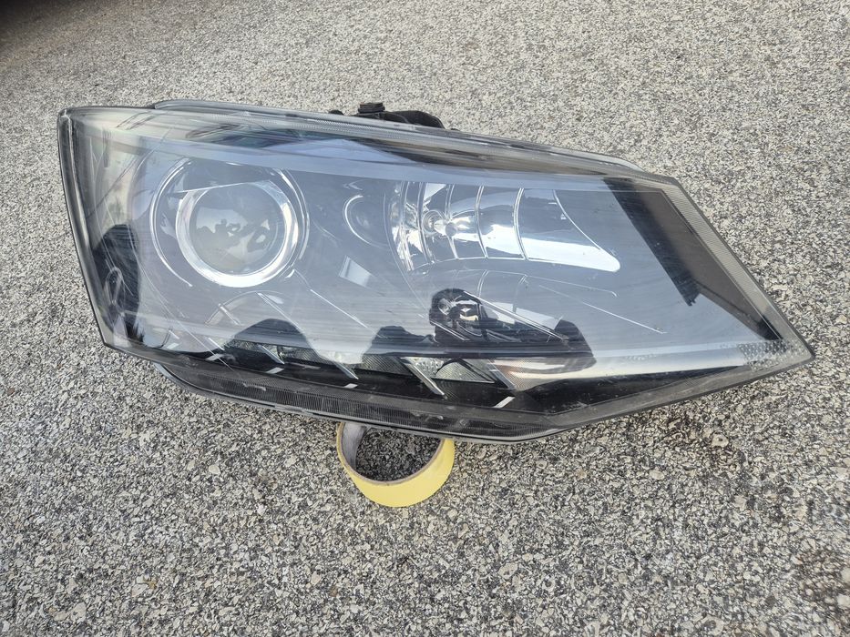 Десен фар Skoda Fabia Шкода Фабия фарове