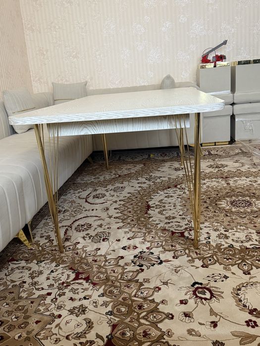 Гостинный (обеденный) стол