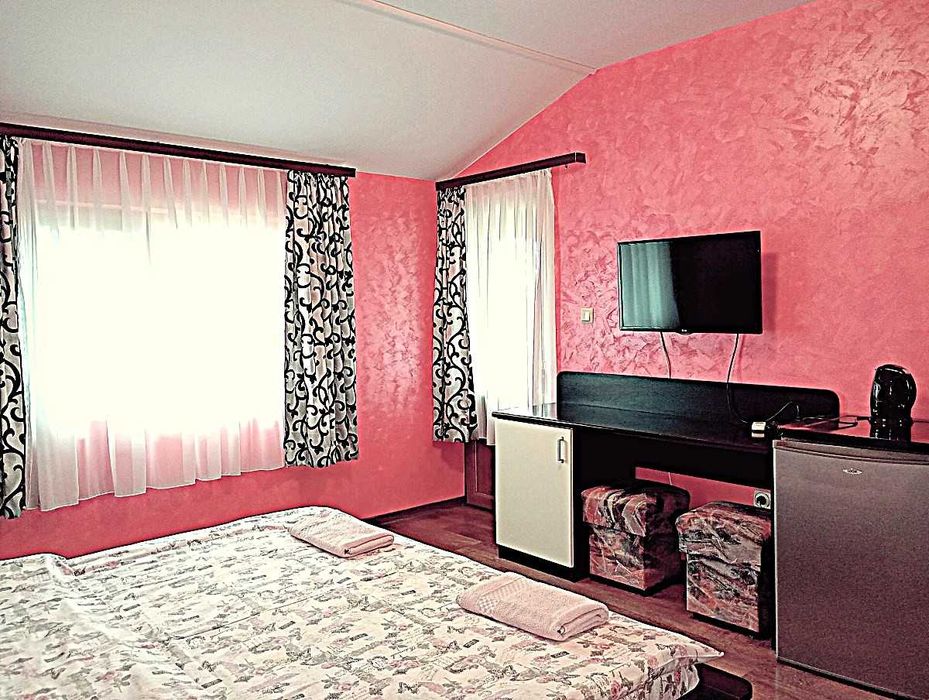 Целогодишни нощувки във Варна. Свободно паркиране! Стаи и студия със собствен санитарен възел.