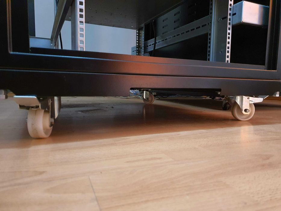 Vand dulap rack 42U montare pe podea
