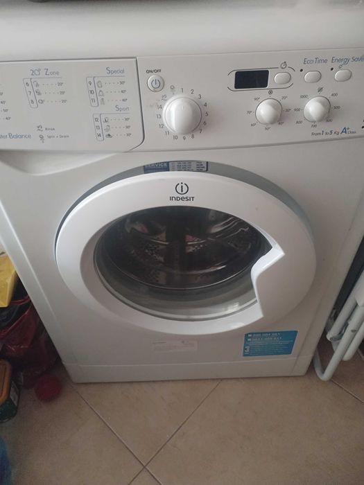 Продавам Пералня INDESIT 5кг