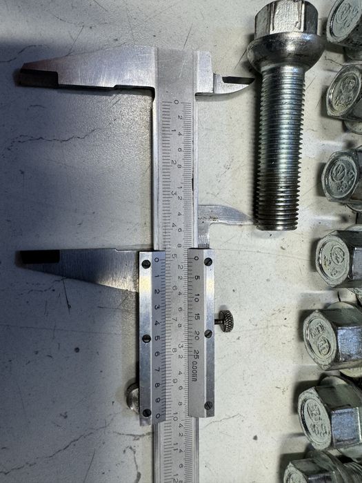 Гуми Bridgestone 215/60/17 и болтове за Мерцедес и др