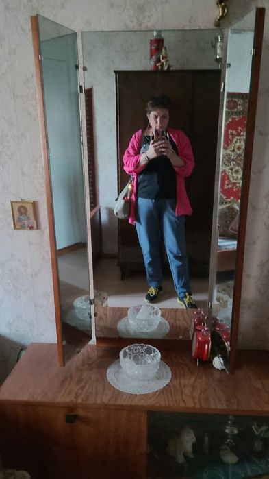 Продам Трюмо с зеркалом