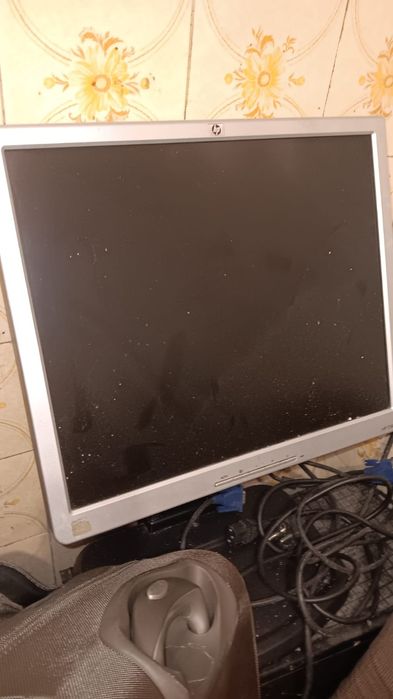 Продавам монитор НР 1740