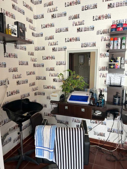 Frizerie complet utilata  ,cu tot cu firma