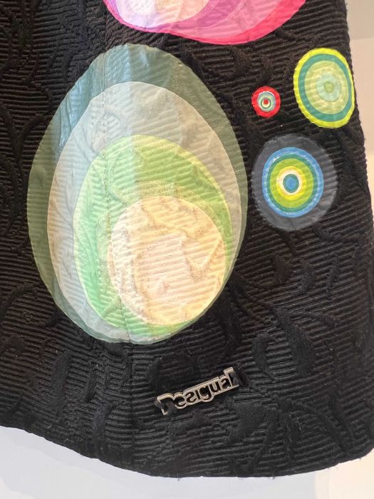 Продава се: яке Desigual