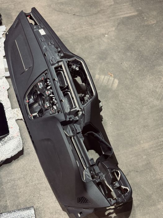 Vand plansa de bord 1550 ron / Bmw seria 5 g30 2020