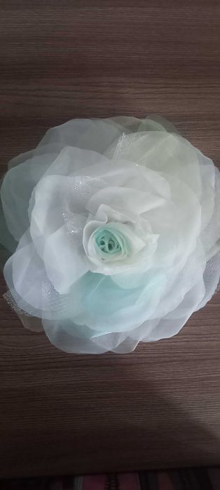 Брошь белая роза