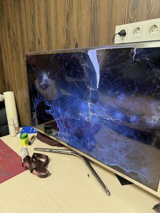 Телевизор с разбитым экраном