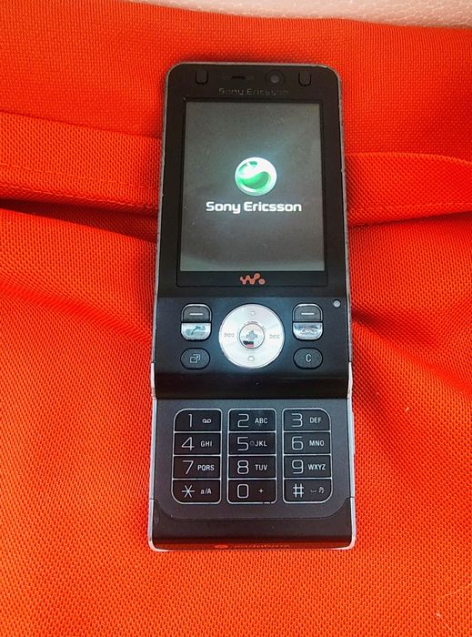 Sony Ericsson w890i + dock+incarcator ( orice rețea)