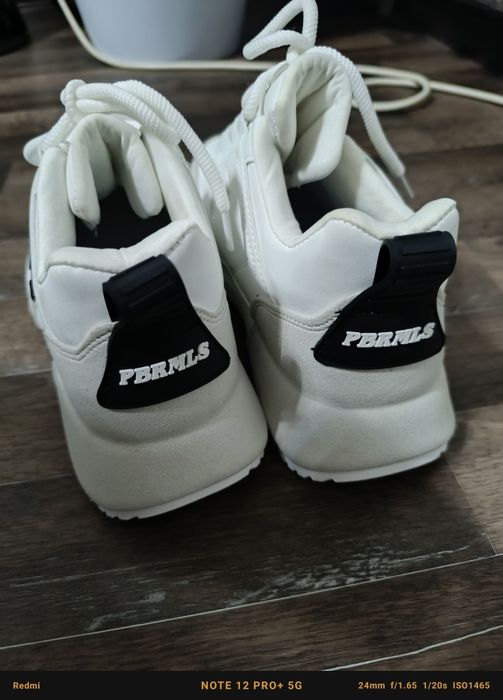 Продам кроссовки женские