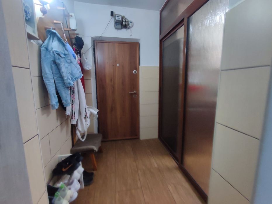 Se vinde apartament cu 3 camere semidecomandat, la etajul 2,pe strada Aleea Elie Radu, vis-a-vis de gradinița nr 23 și creșa munincipala.