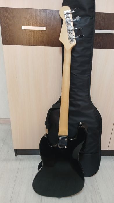 Продаётся басгитара