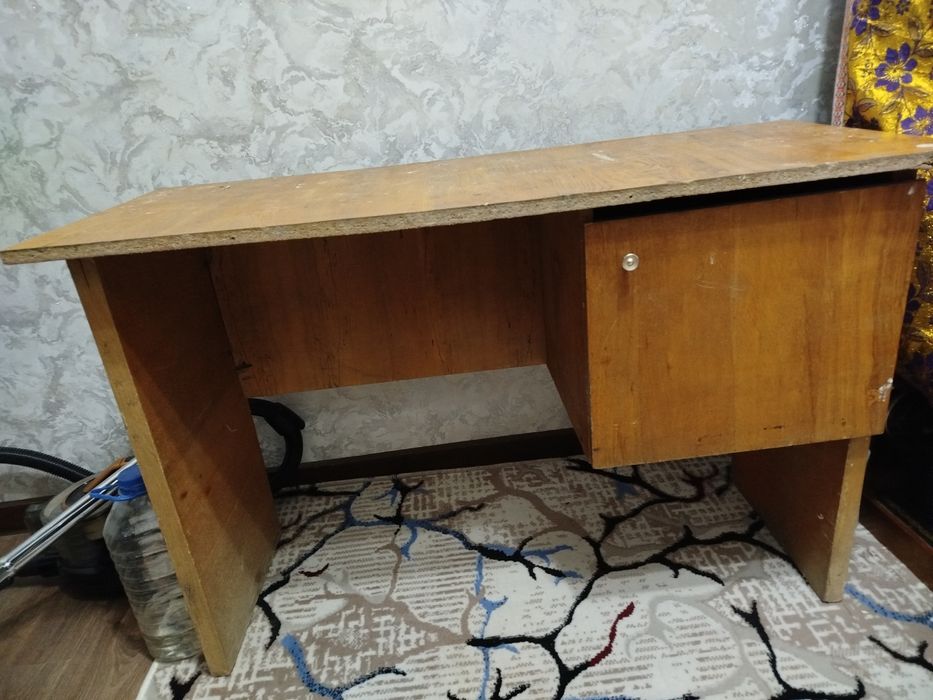 Стол 1 тумбовый сотилади