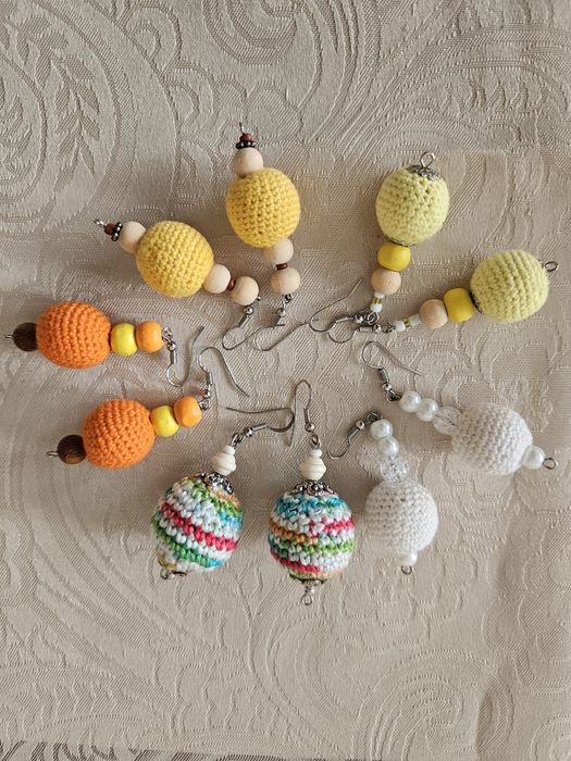 Красиви плетени гердани и обеци.