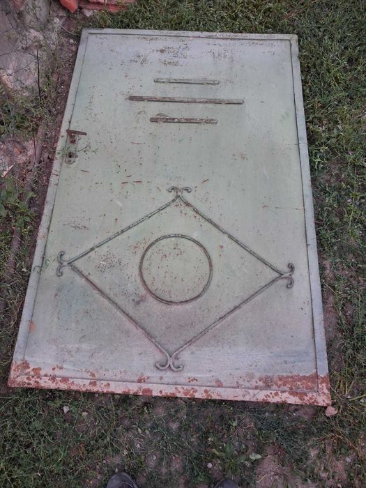 Poarta si usa de fier veche robust