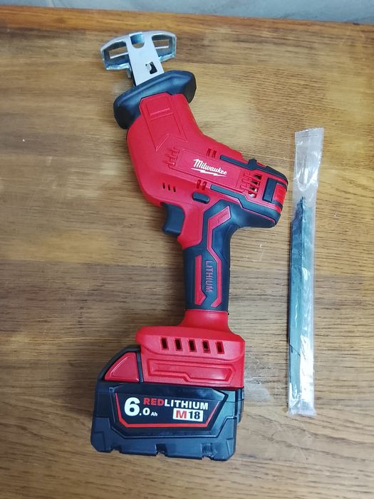 Fierestrău sabie Milwaukee cu baterie de 6a