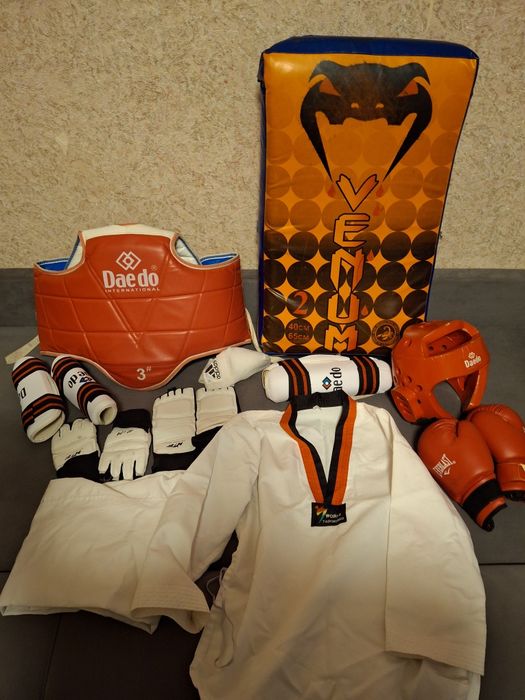 Кимоно, шлем, перчатки все для тхэквандо