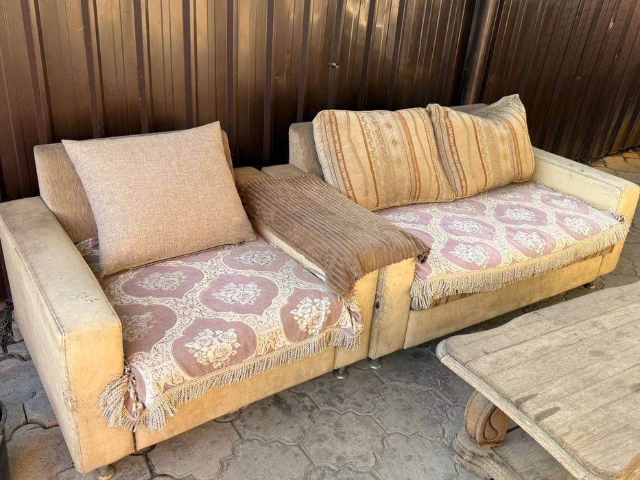 Диван и кресло, журнальный  стол