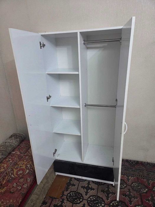 Bolalar shkafi va kravat