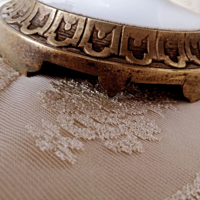 Месинг и млечно стъкло.