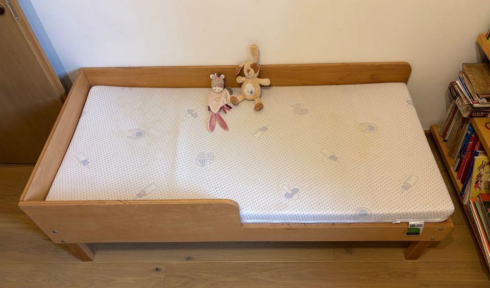 Pat demontabil copii facut cu mana, saltea impecabila, marime 150x70 cm.