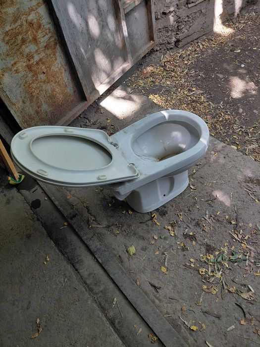 Продам унитаз с бачком