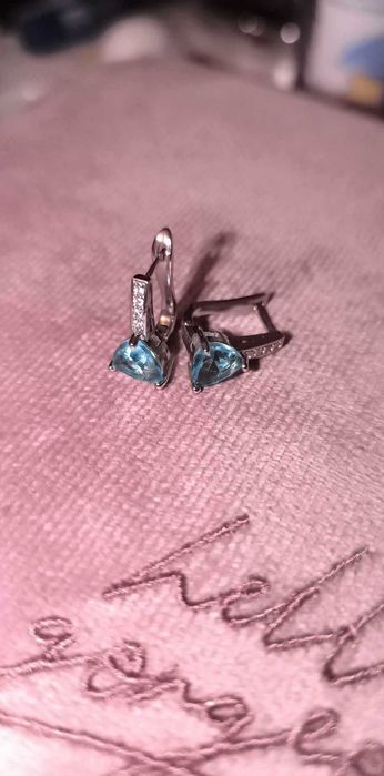 Намалени Нови сребърни обеци с английско закопчаване и сини кристали
