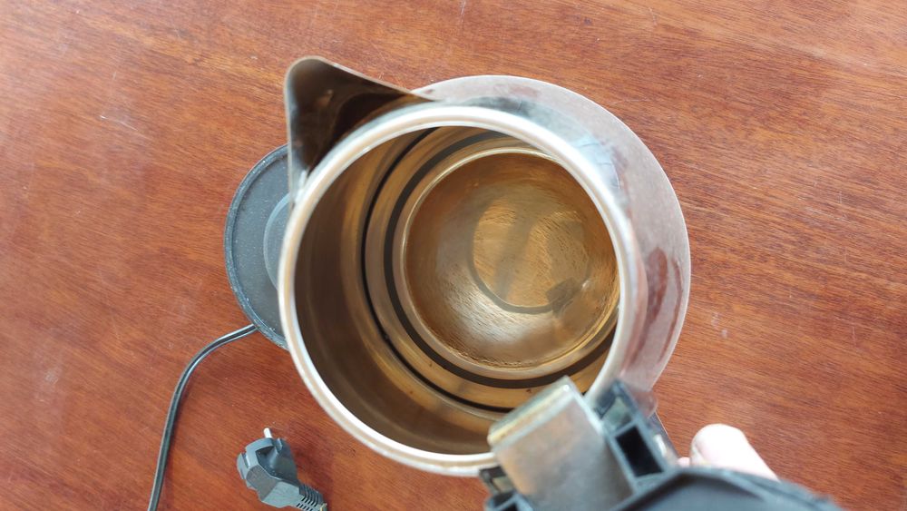 Кофейник, тарелки, электрочайник