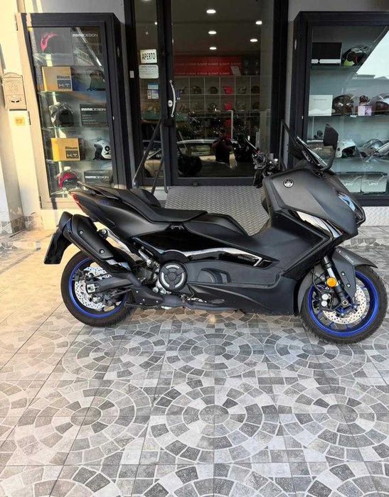 Yamaha TMAX 560 Tech-Max sport scooter
