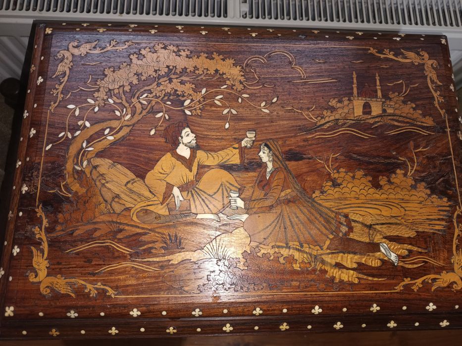 Cufăr vechi din lemn de trandafir cu intarsii