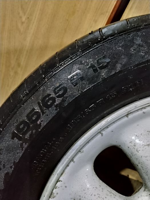 Литой легкосплавный диск вместе с летней шиной