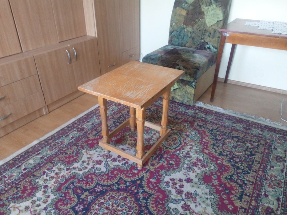 Vând două mese in stare bună