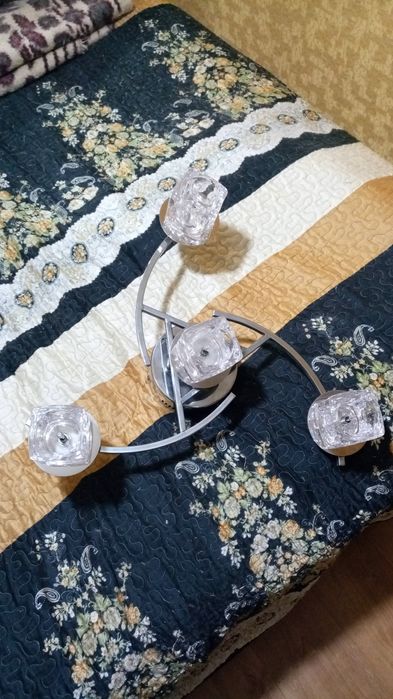 Продам люстру четыре плафона.