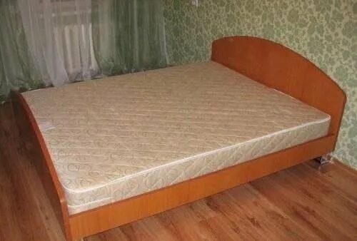 Кровать двуспальная с матрасом