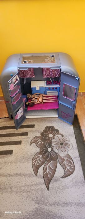 Rulotă Barbie cu păpușa Barbie