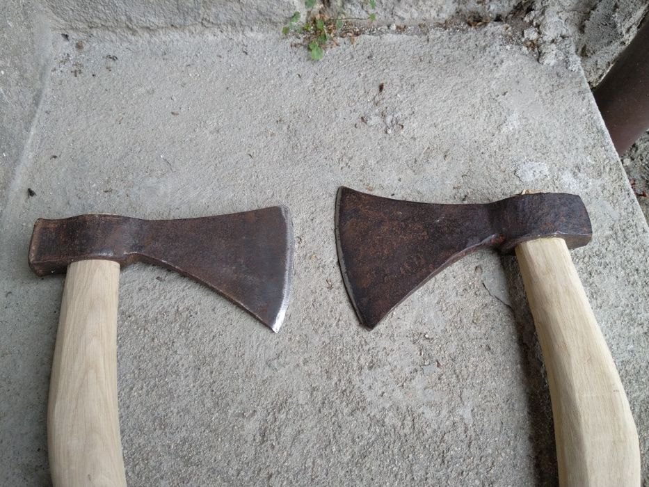 Продавам две антикварни огромни брадви Франция 19-ти век