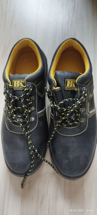 Обувки с метално бомбе