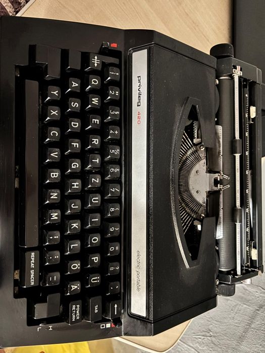 Mașină de scris electrică Privileg 420 – Portabilă, stare foarte bună