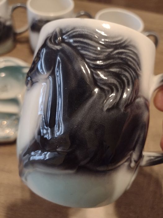 Комплект от порцеланови чаши и пепелник за топли напитки или за украса