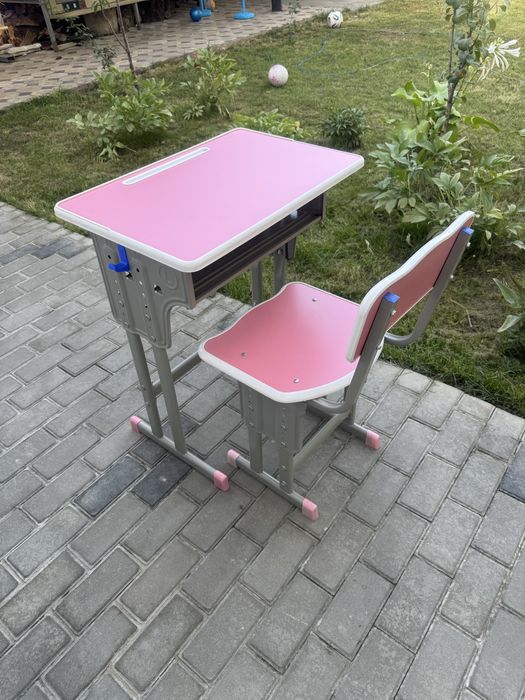 Школьная парта.