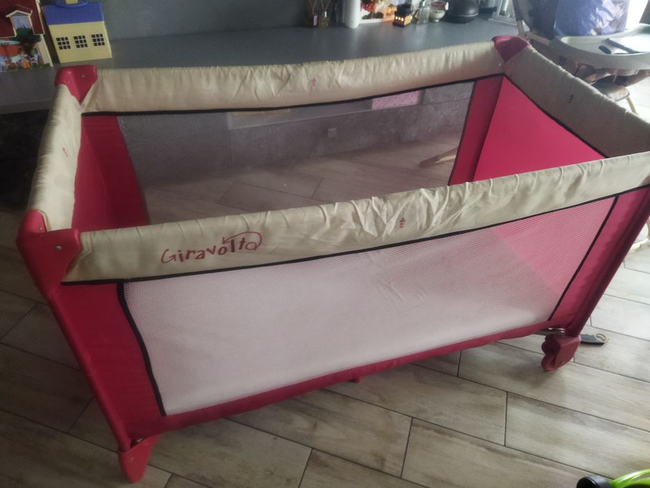 Vând pătuț pliabil Giravolto